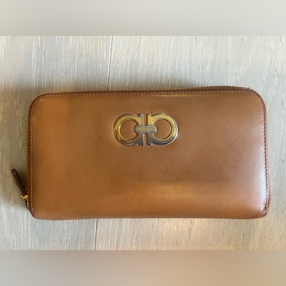 Salvatore Ferragamo Handbags - Salvatore Ferragamo Project Wallet -broken zipper